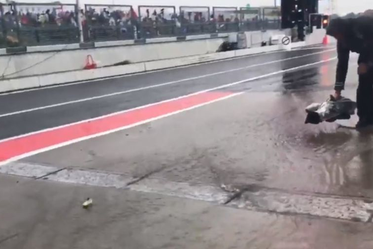 HAHA! Mercedes heeft snelste boot in drijfnatte pitstraat!