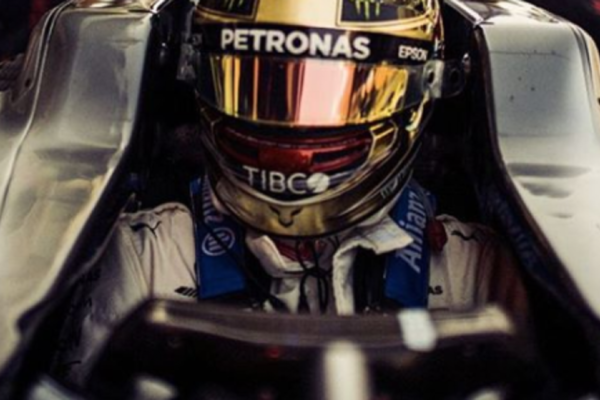 Lewis Hamilton rijdt met gouden helm in Abu Dhabi