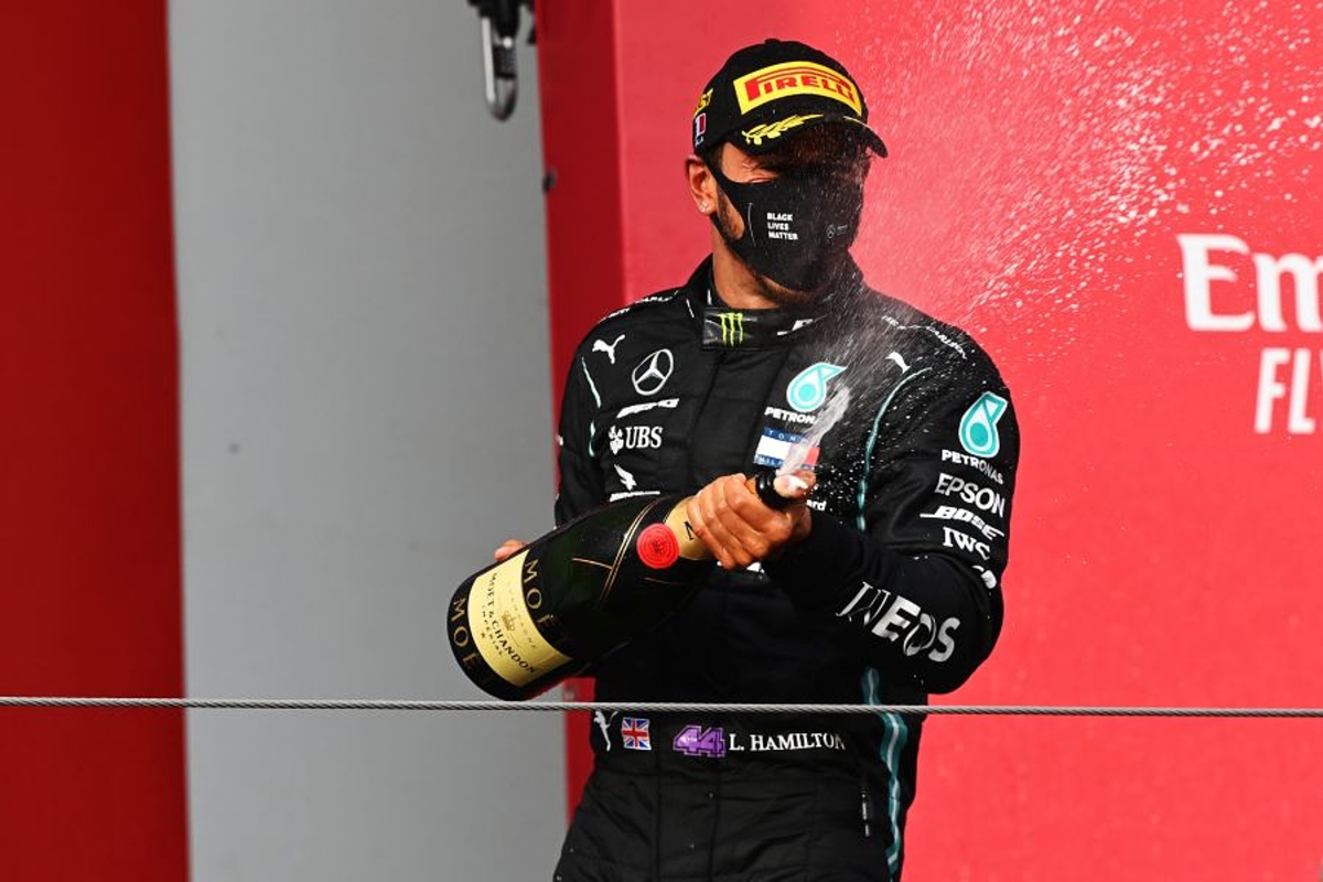 'Grappige' tweet over nieuw Mercedes-contract Hamilton zaait verwarring bij fans