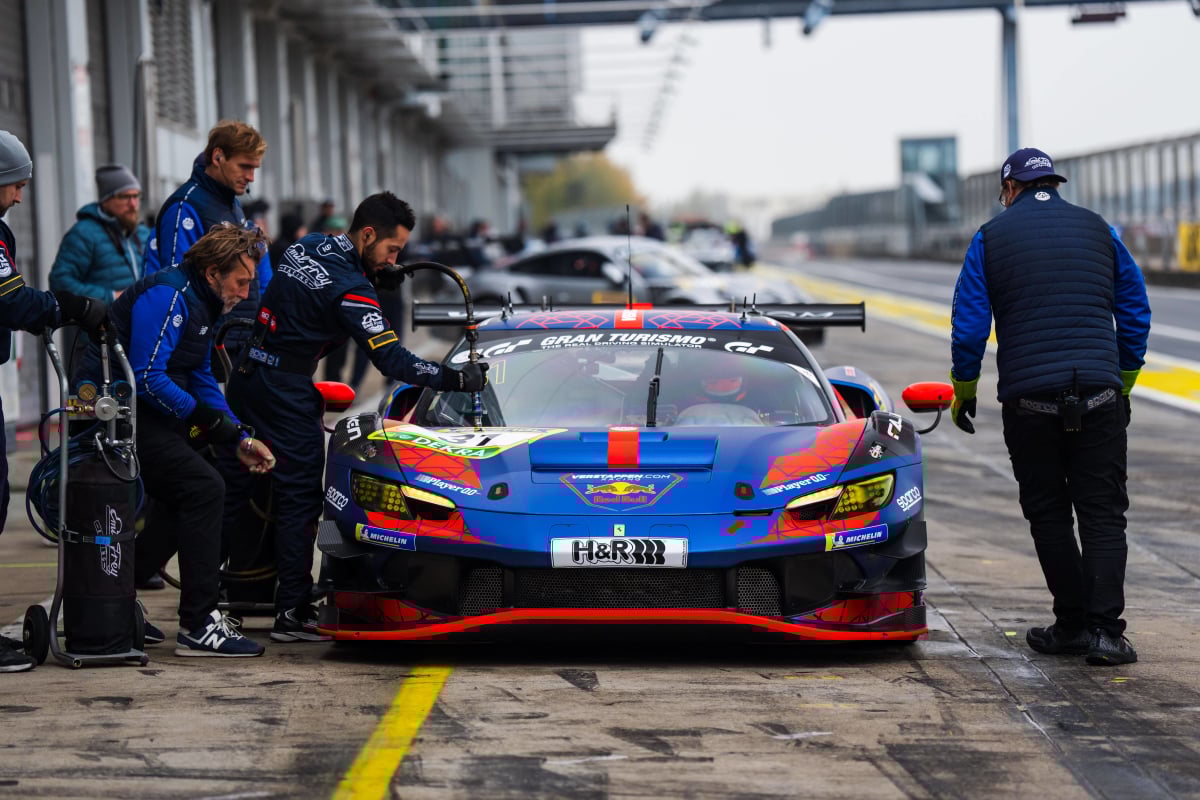 Verstappen during test day before NLS9