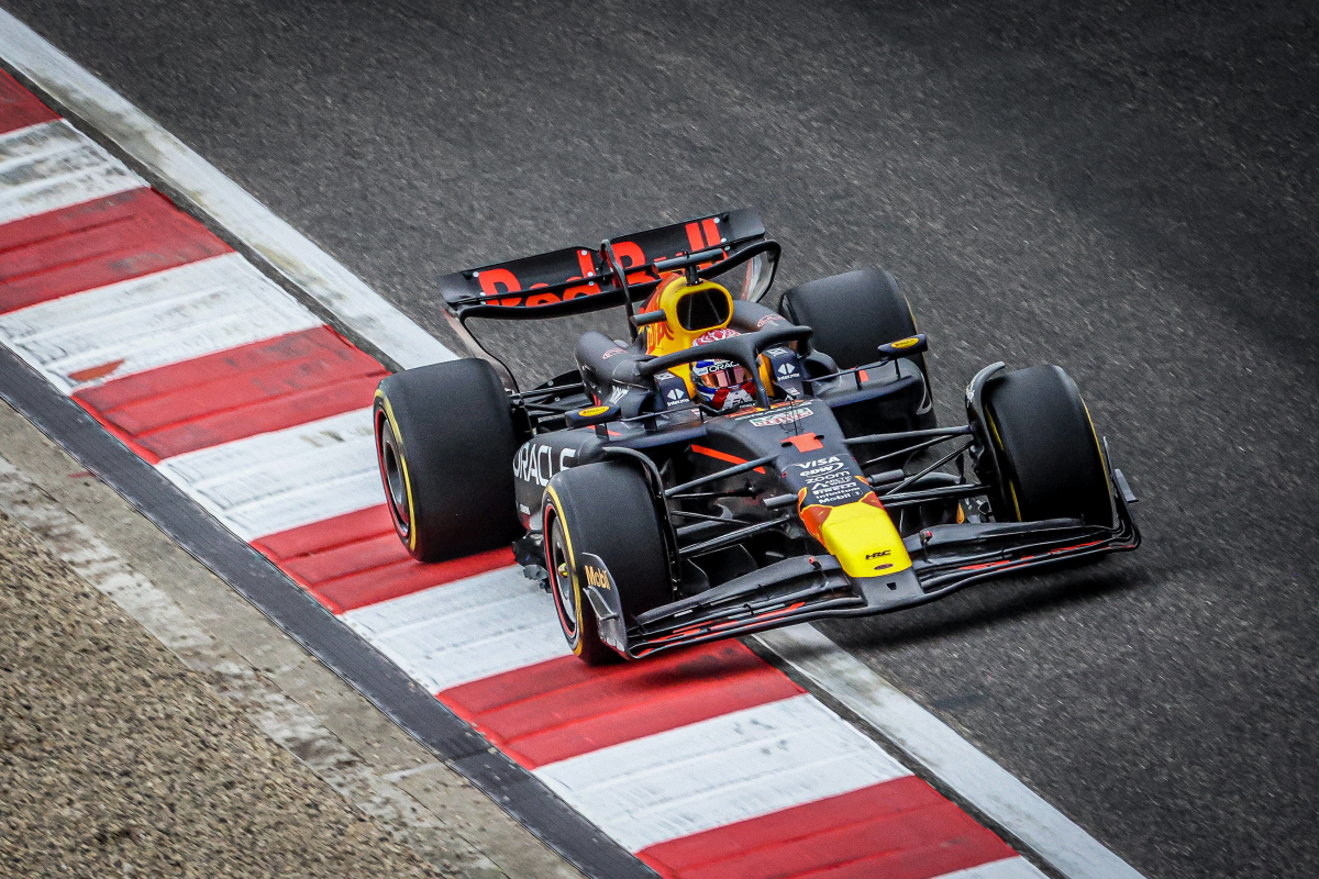 Verstappen klopt Hamilton en wint Sprintrace in China, drama voor Alonso
