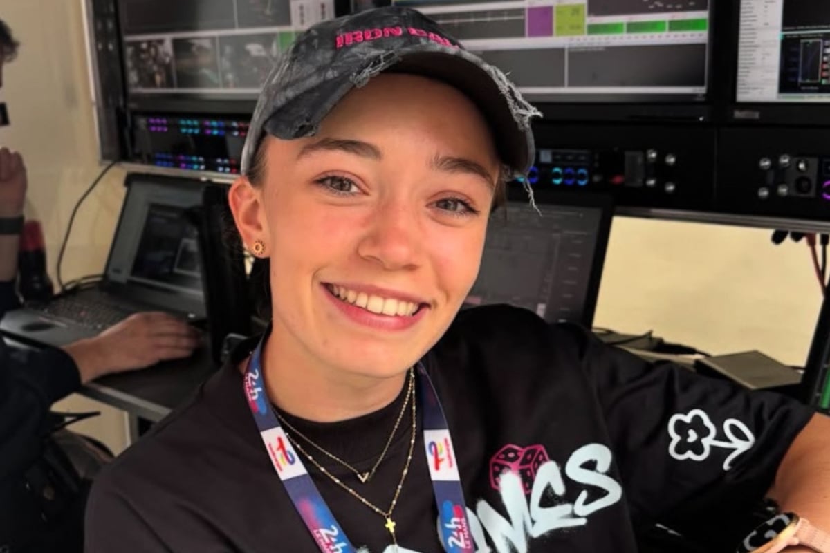 Picture of Billard on pit wall. Image Credit: @lisabillard_driver
