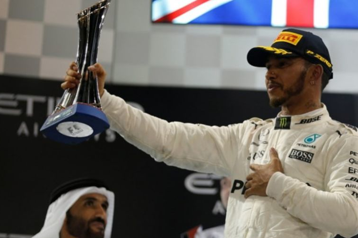 VIDEO: Veel kritiek op Lewis Hamilton die neefje 'belachelijk maakt'