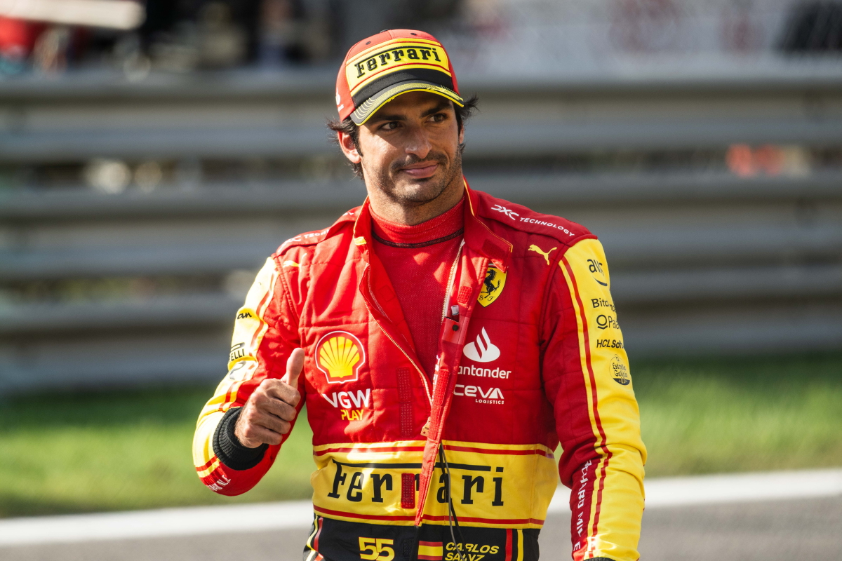 Sainz reveals reason for Ferrari F1 contract delay