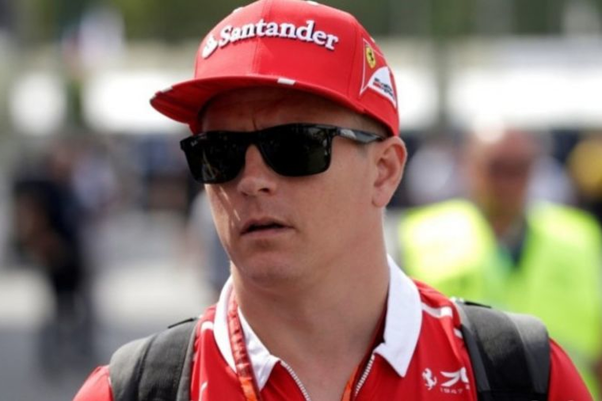 FOTO: Kimi Räikkönen laat eigen straat bij fabriek in Maranello zien