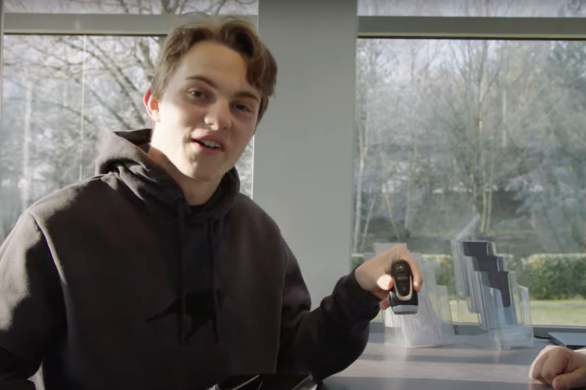 VIDEO: Oscar Piastri recibe su McLaren Artura