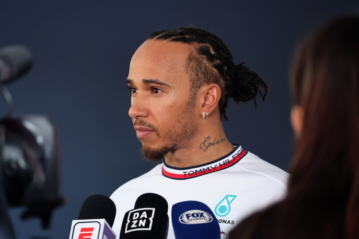 VIDEO | Hamilton sneert naar Red Bull over Pérez: "Het team helpt hem totaal niet"