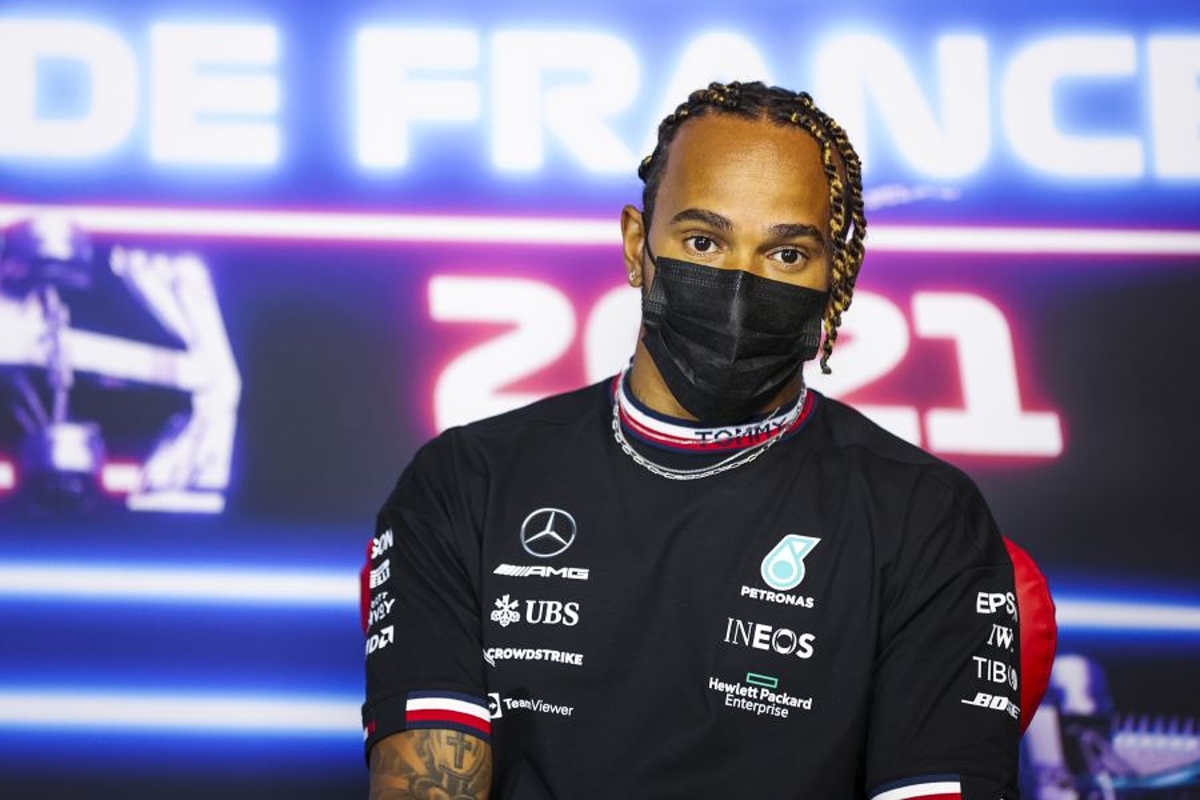 Hamilton in tweestrijd over volle tribunes in Silverstone: 'Wat mij betreft te voorbarig'