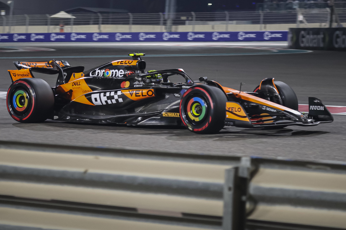 Norris pakt pole in Abu Dhabi na spectaculaire slotfase, Verstappen buiten top drie