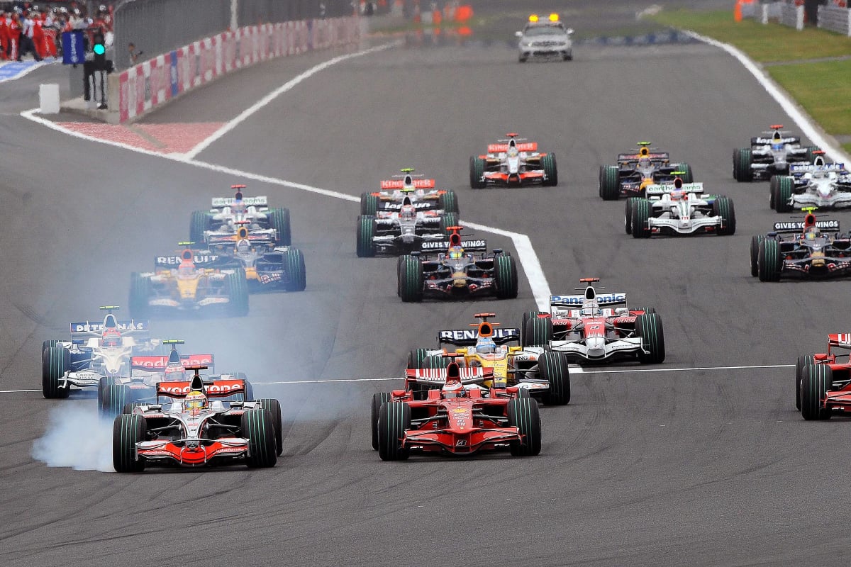The 2008 Japanese Grand Prix gets underway at Fuji as drivers head into turn one