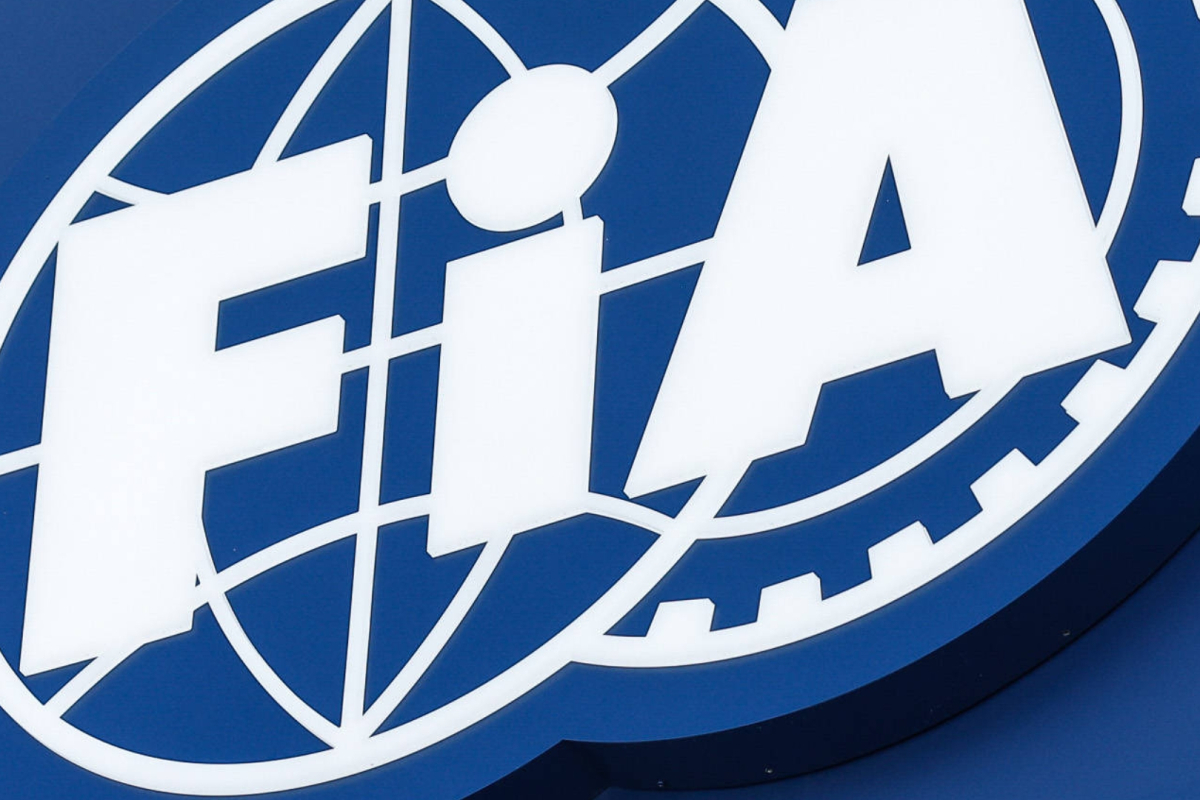 FIA deelt straf uit aan Sainz voor incident met Piastri: Spanjaard van P4 naar P5