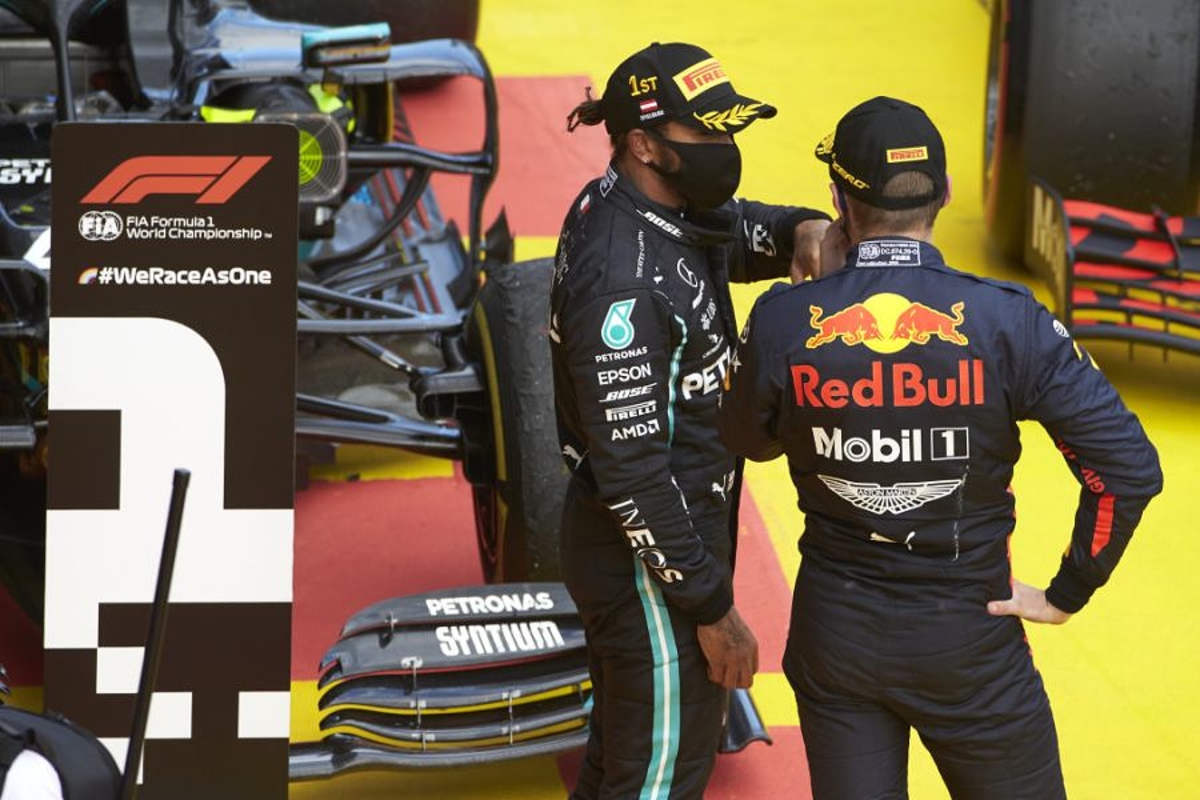 Hamilton kritisch: "Red Bull knielt nog voor BLM, Ferrari hoor je niet"