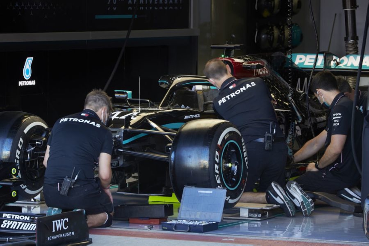 Mercedes verklaart strategiekeuze Hamilton: 'Weinig rubber over en penalty'