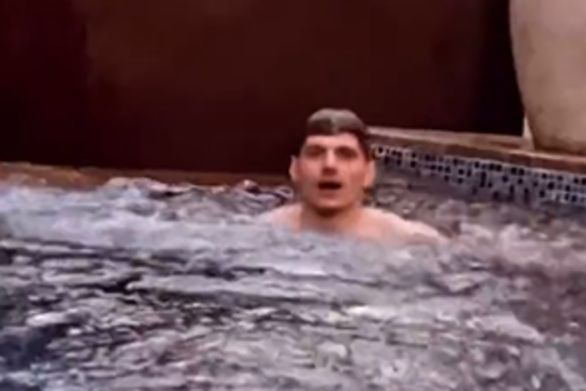 VIDEO: Verstappen duikt na lange nacht nog even het zwembad in met Martin Garrix