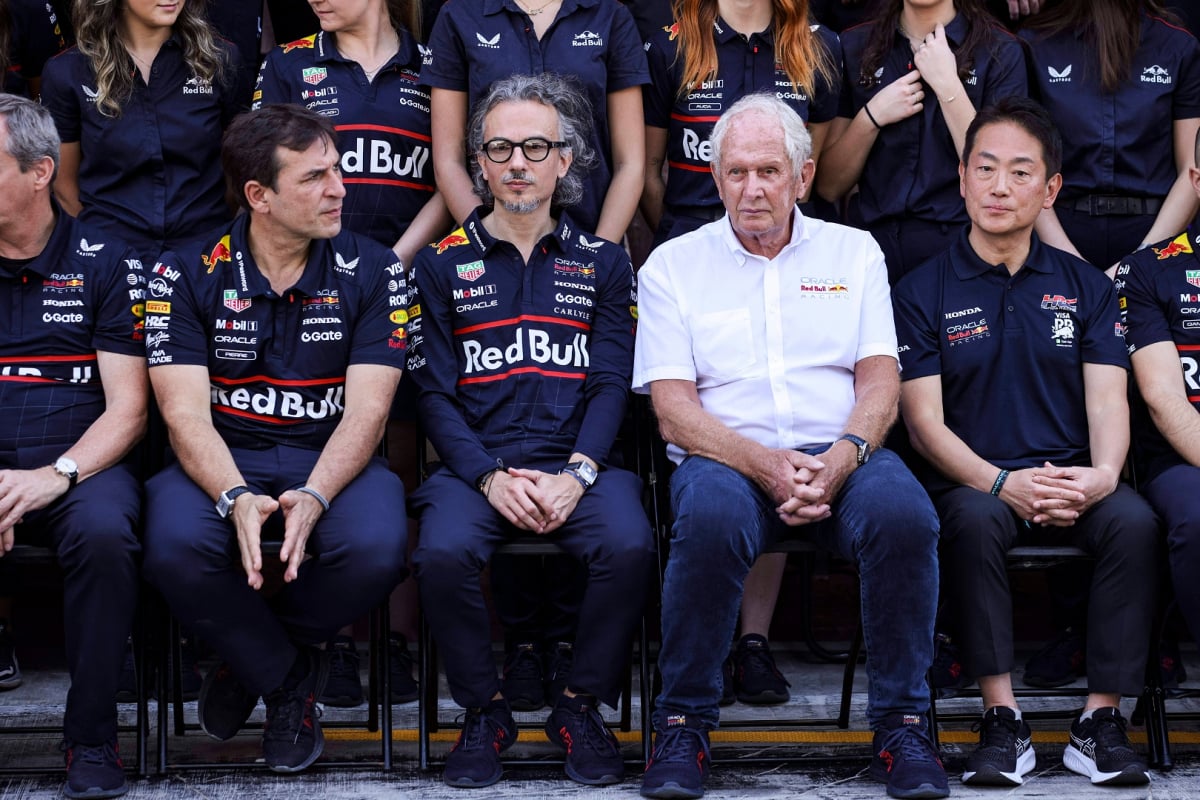 Red Bull F1 team picture with Pierre Wache, Laurent Mekies, Helmut Marko and Gianpiero Lambiase sat among team members