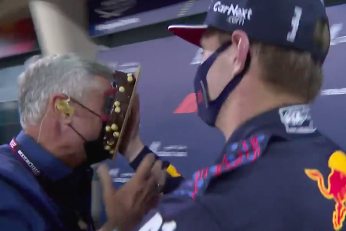 Verstappen feliciteert Coulthard met een taart in het gezicht