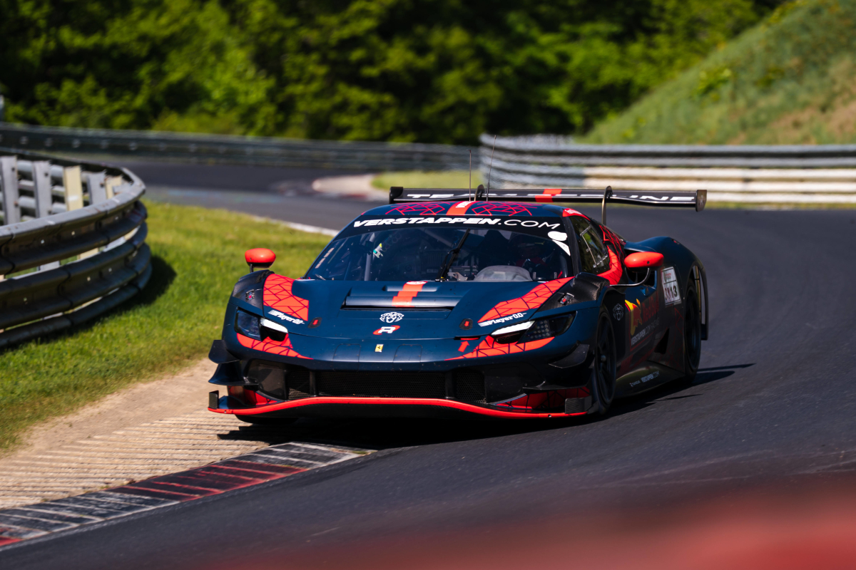 Foto's tonen problemen: 'Verstappen gecrasht tijdens geheime test Ferrari?'