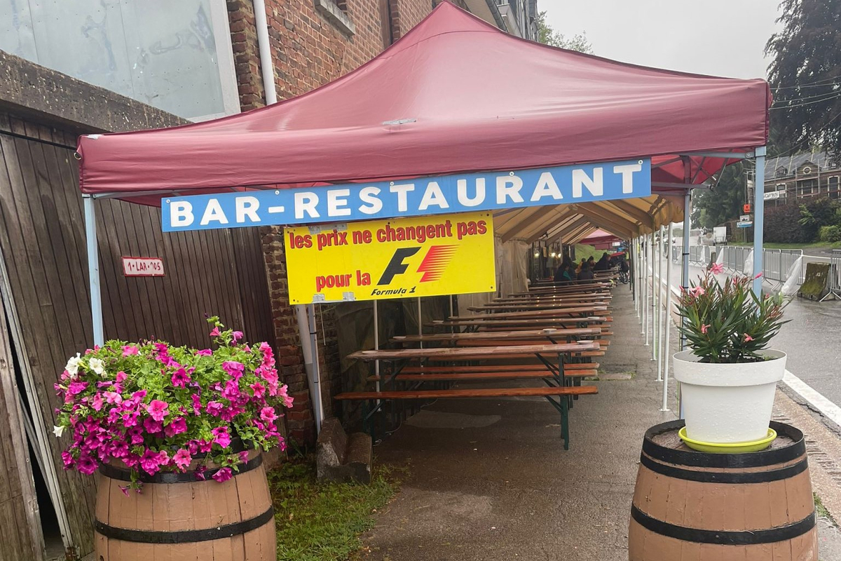 De horeca in Spa-Francorchamps: hoe zijn de prijzen voor een biertje of een pizza?