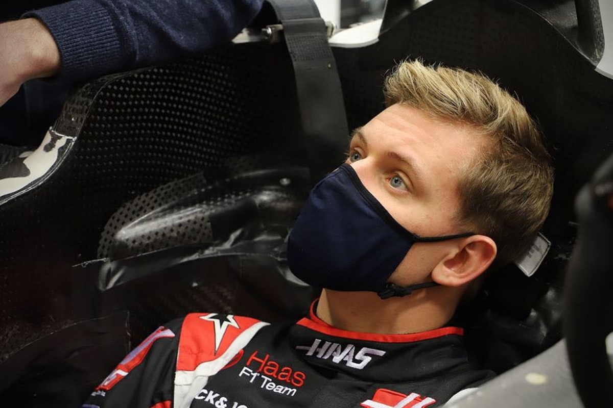 IN BEELD: Mick Schumacher in de Haas-fabriek voor langverwachte seat fitting