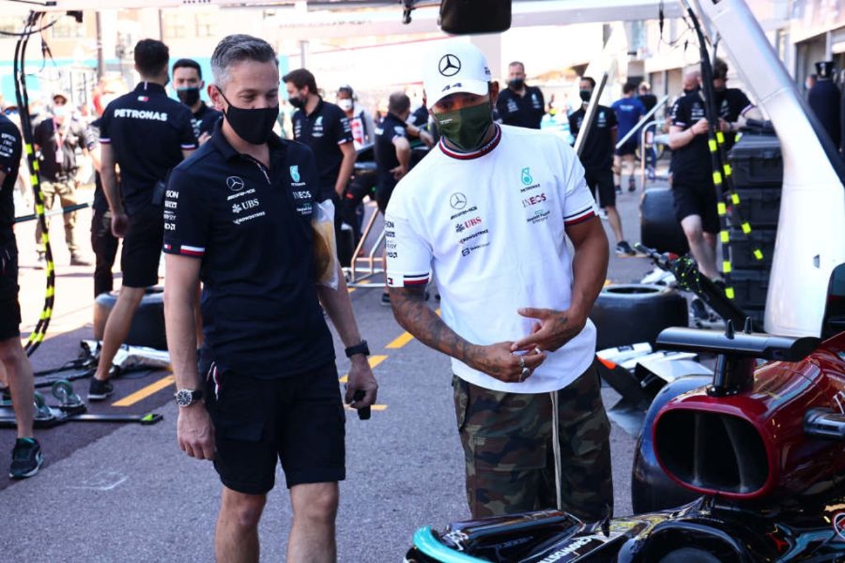 Hamilton sneert naar Mercedes-crew: 'Hebben duidelijk nog wat te leren'