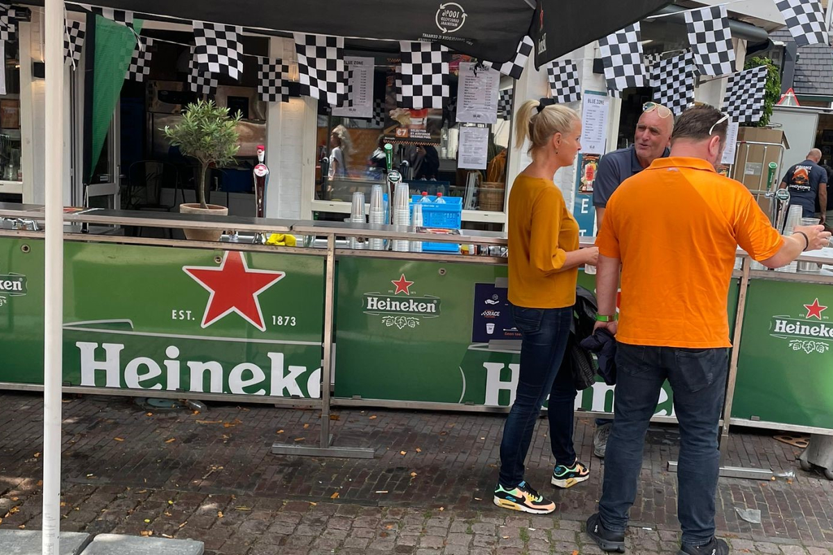 De horeca in Zandvoort: hoe zijn de prijzen voor een biertje of een pizza?