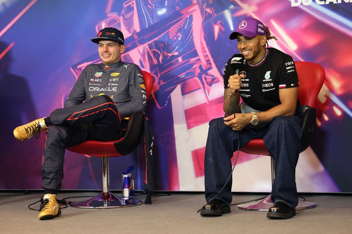 Verstappen en Hamilton lachen om keuze Ferrari: "Reden ze op de harde band?"