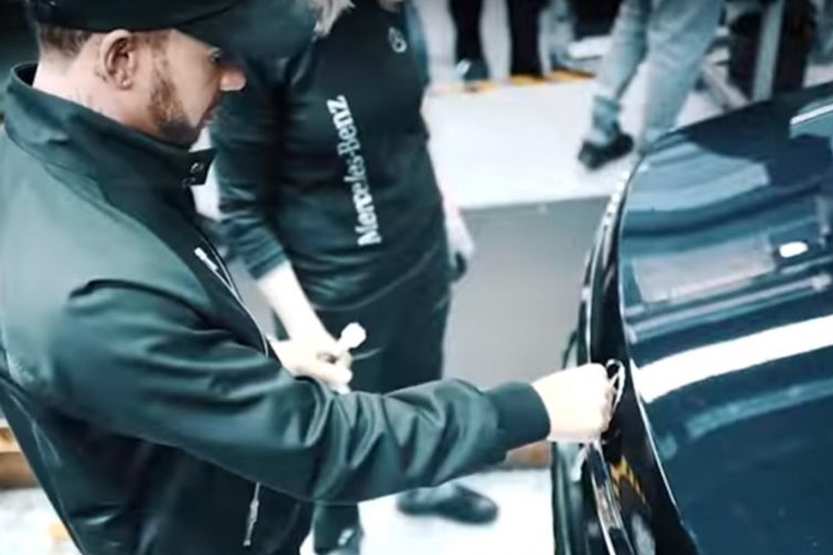 VIDEO: Lewis Hamilton bezoekt Mercedes-fabriek in Sindelfingen