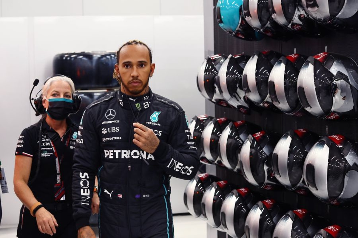 Hamilton "100% committed" to Mercedes despite "painful" year