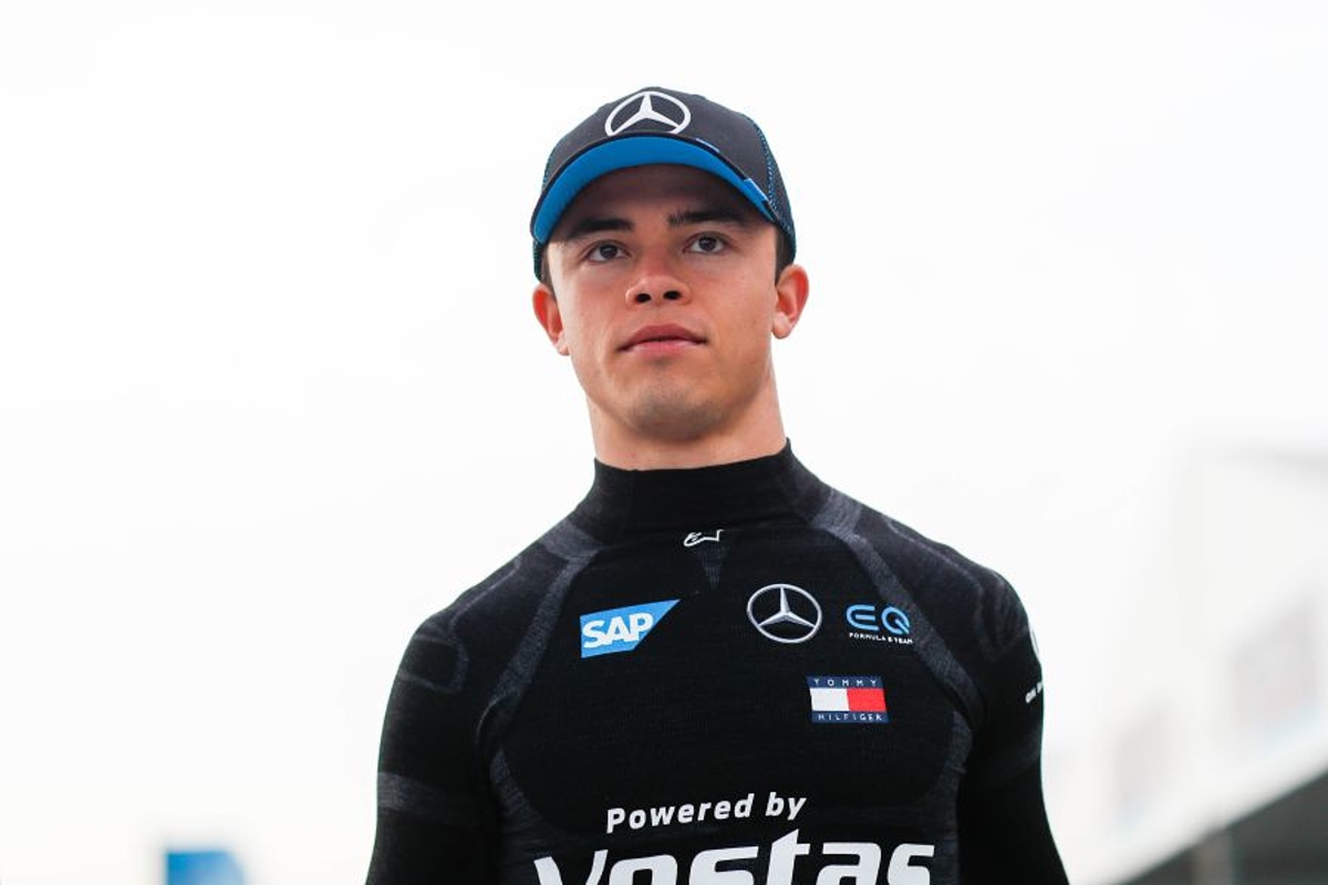 De Vries en Vandoorne namens Mercedes achter het stuur tijdens Young Driver Test