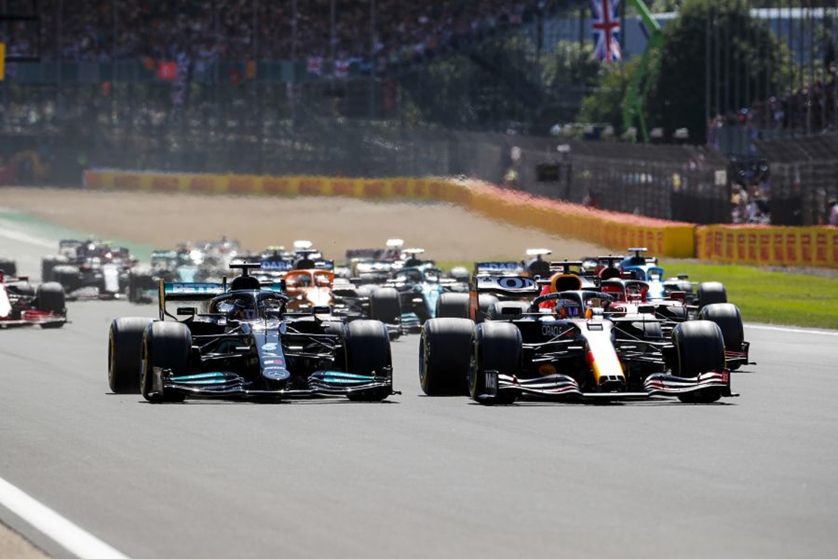 VIDEO: Verstappen ligt uit de Grand Prix van Groot-Brittannië na megacrash met Hamilton