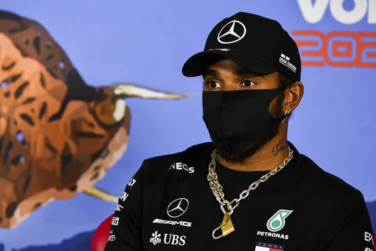 Hamilton luidt nieuwe seizoen in met nieuwe, speciale helm