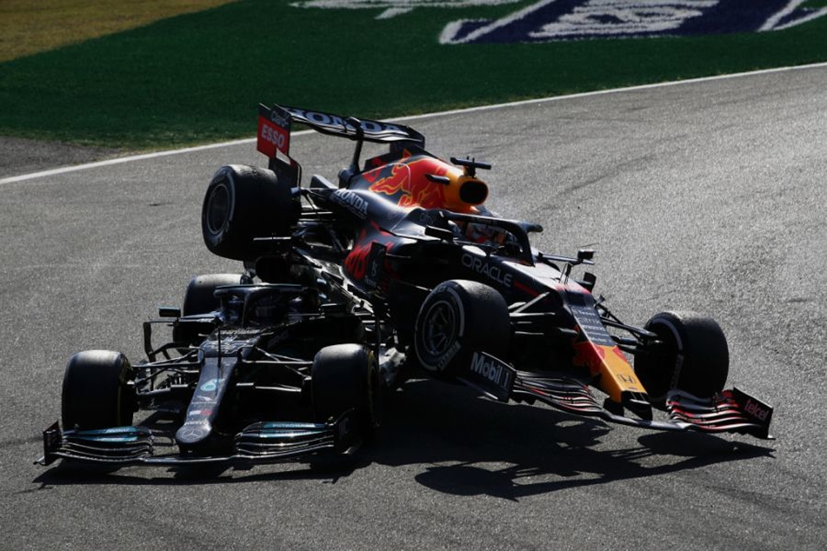 Hamilton gaat specialist bezoeken na crash met Verstappen: "Pijn wordt erger"