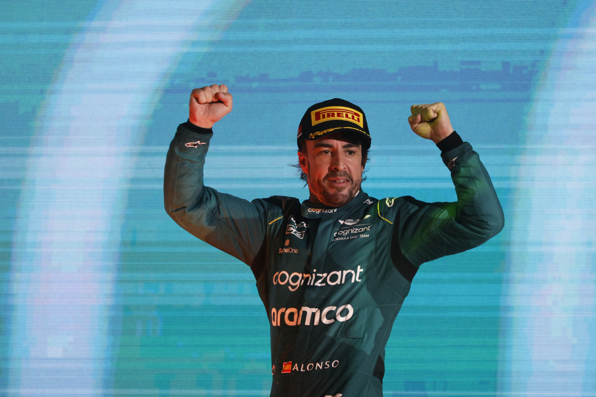 Alonso knipoogt naar verrassing in duel met Hamilton: "Dat was niet leuk"