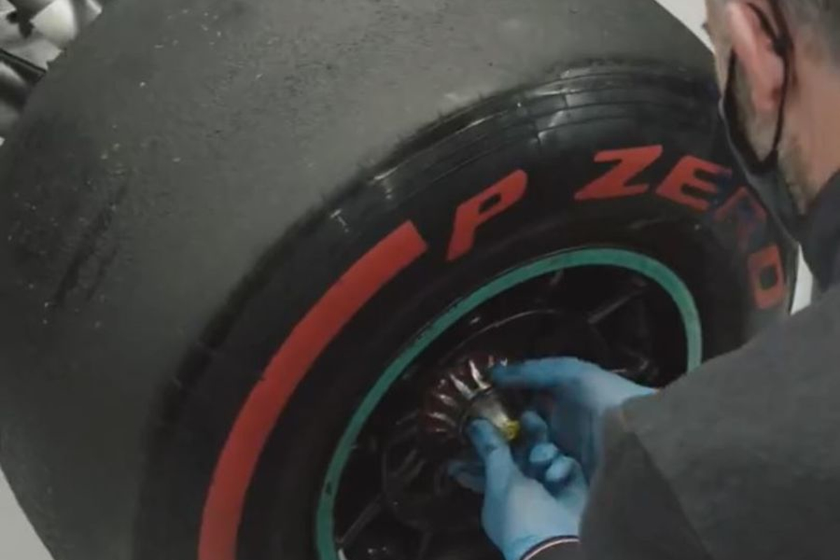 VIDEO: Mercedes heeft voorwiel Bottas eindelijk van auto af gekregen
