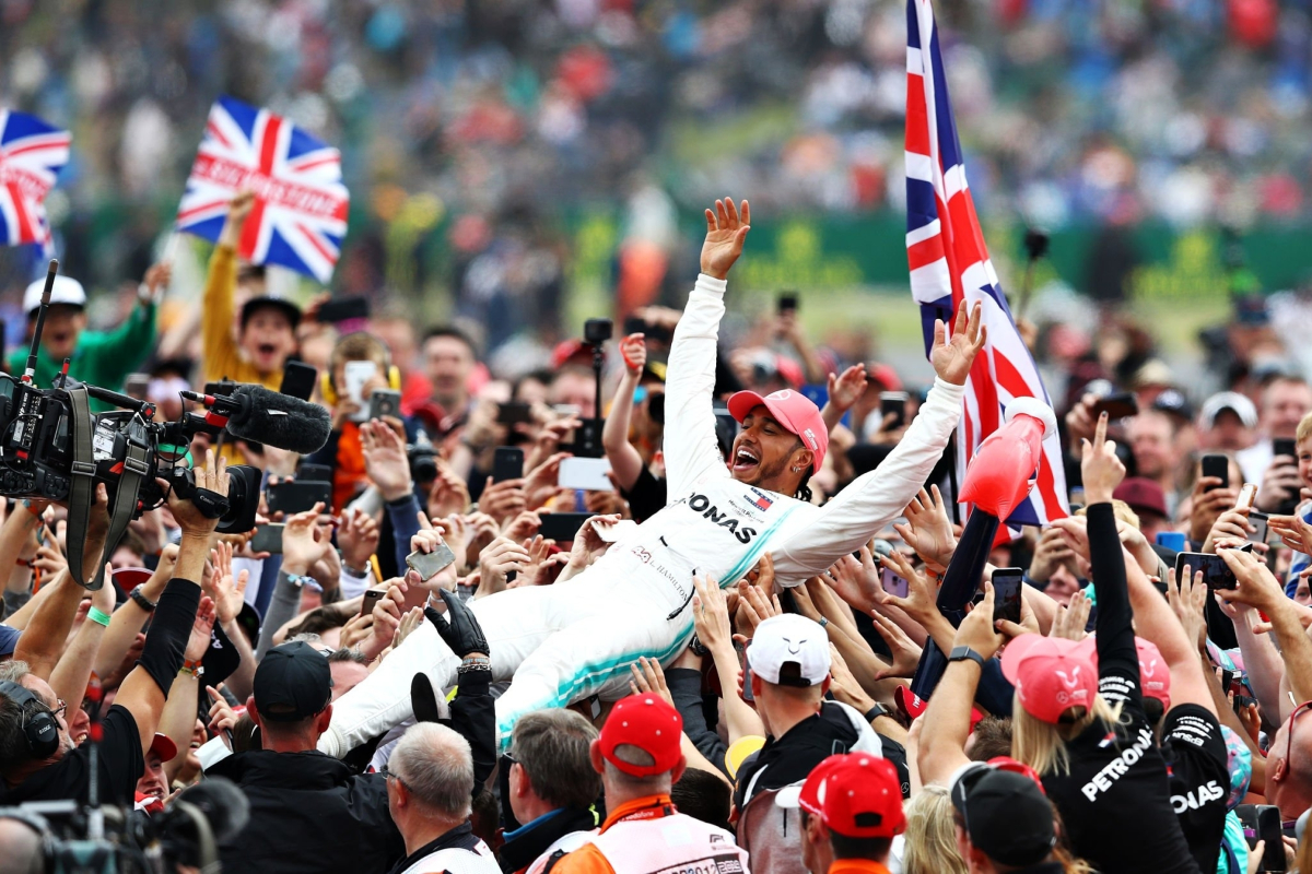 Hamilton fans stunned after surprise signing session