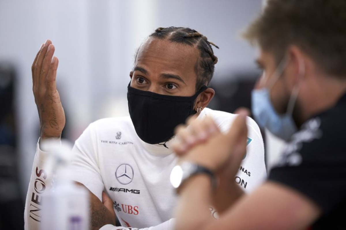 Lewis Hamilton: 'Neem dominante start Mercedes met een korreltje zout'