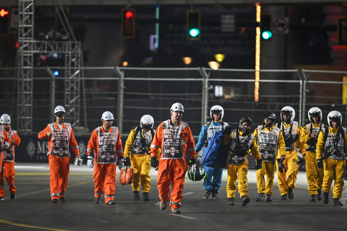 Chaos in Vegas zet door: F1 ontruimt fanzones, ziet loopbrug falen en stelt training verder uit