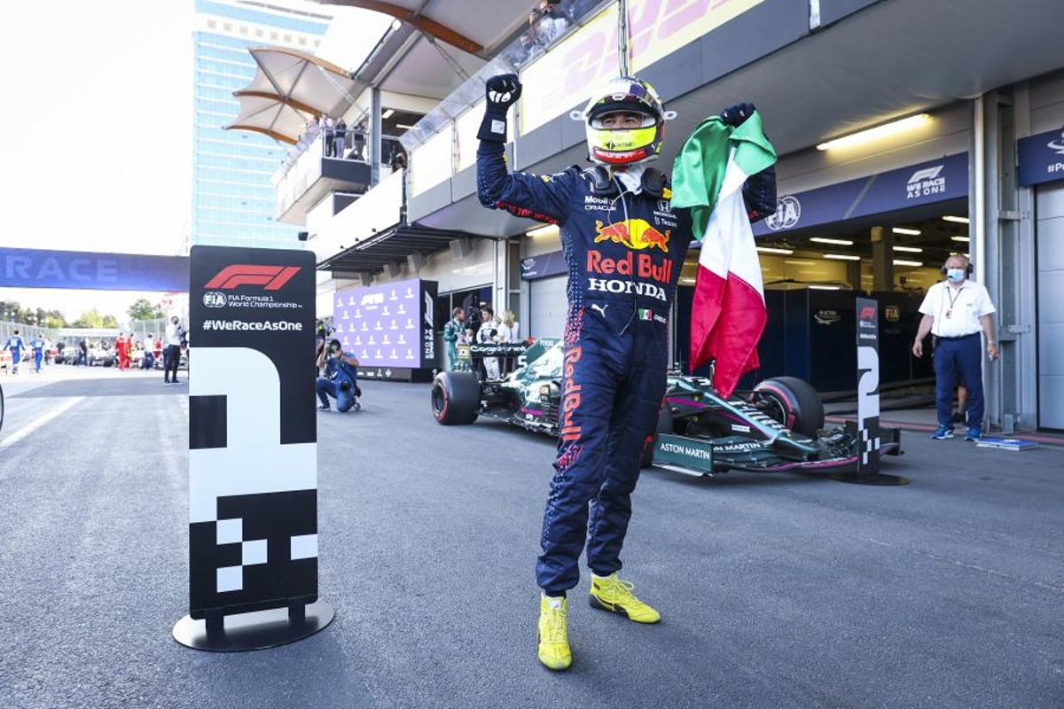 VIDEO: Verstappen feliciteert Pérez met overwinning in Bakoe