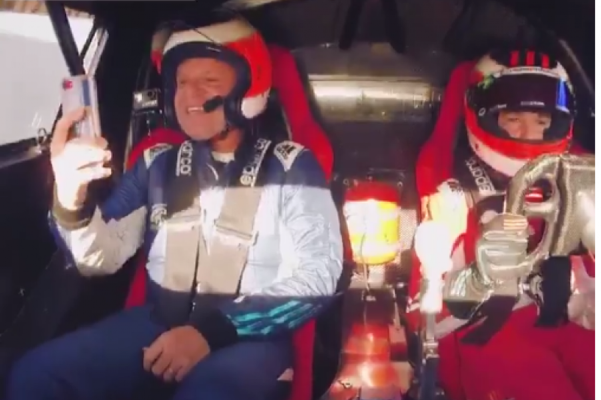 VIDEO: Barrichello kan zijn tranen niet bedwingen als hij plaatsneemt naast zijn zoon