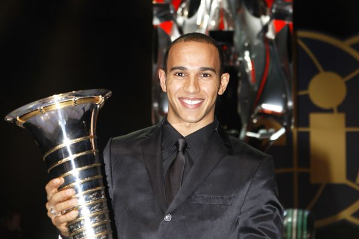 Vijftien jaar geleden: Hamilton kroont zich voor de eerste keer tot wereldkampioen in São Paulo
