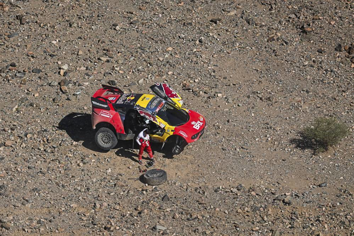 Dakar 2024: Sainz stevent af op zege na drama voor Loeb in Etappe 11, spanning bij motoren en buggy's