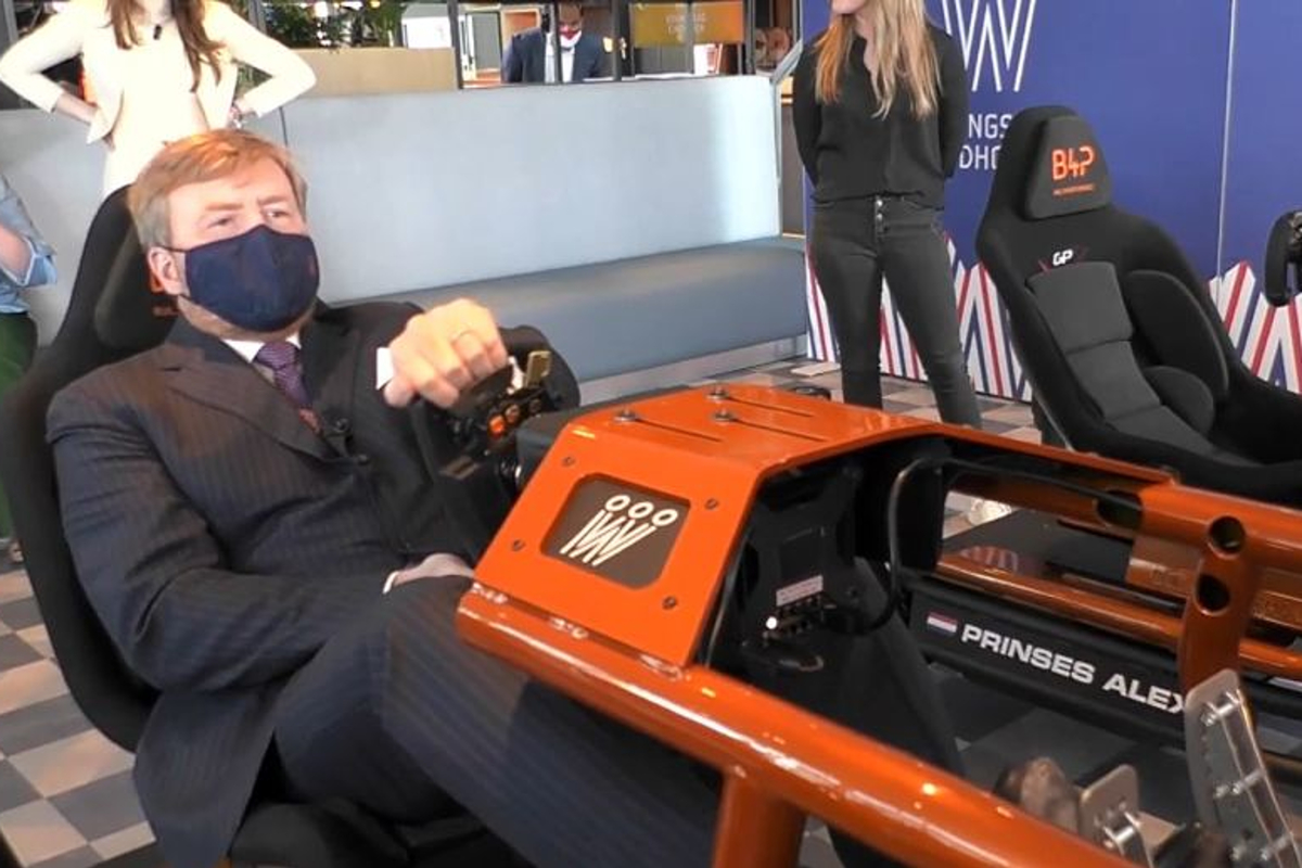 VIDEO: Koning Willem-Alexander neemt het in simulator op tegen Doornbos