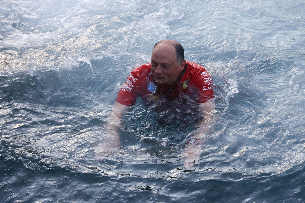 VIDEO: Leclerc duwt Vasseur in het water tijdens festiviteiten in Monaco