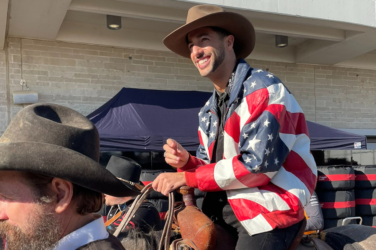 VIDEO: La curiosa llegada de Daniel Ricciardo al paddock del COTA