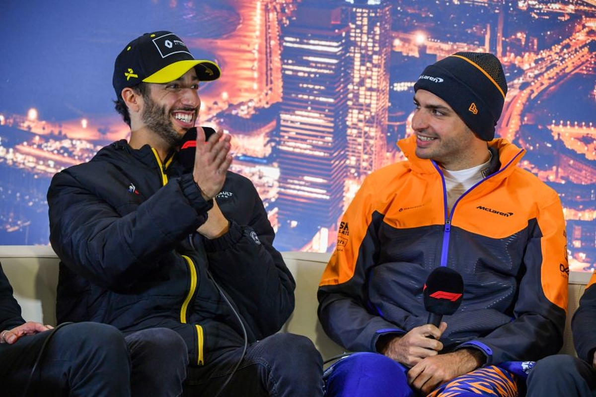 Sainz reageert met een knipoog op uitspraken Ricciardo: "Stijl en klasse kun je niet kopen"