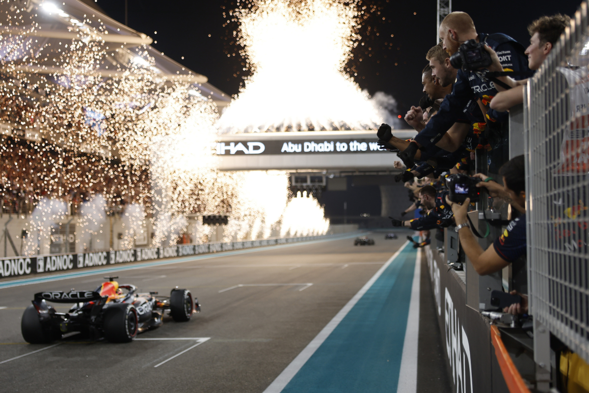 Verstappen paste in Abu Dhabi strategie aan om 1000 ronden aan de leiding af te vinken