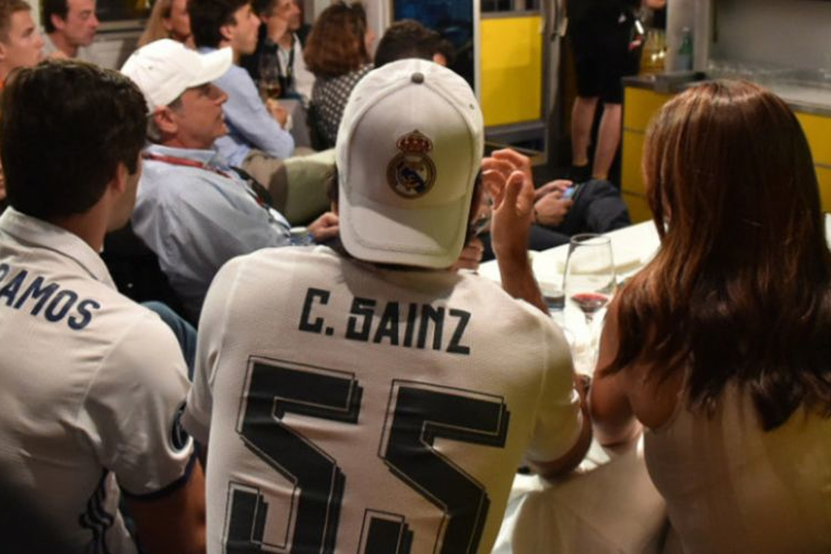Carlos Sainz Jr. rijdt volgend seizoen met Real Madrid-logo op zijn helm