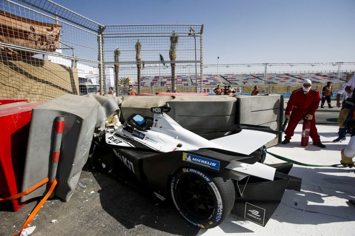 Bizarre dag in Formule E: Zware crash, Mercedes en Venturi uitgesloten van kwalificatie