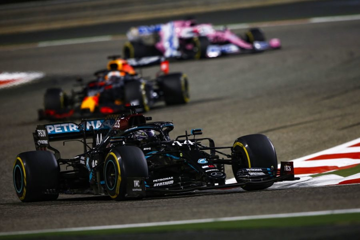 Grand Prix Bahrein: Hamilton wint, Verstappen tweede, horrorcrash voor Grosjean