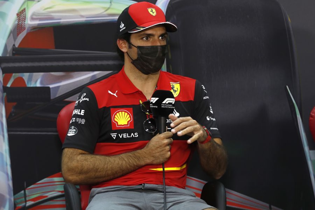 Sainz amonestado por incidente con Alonso en el pitlane